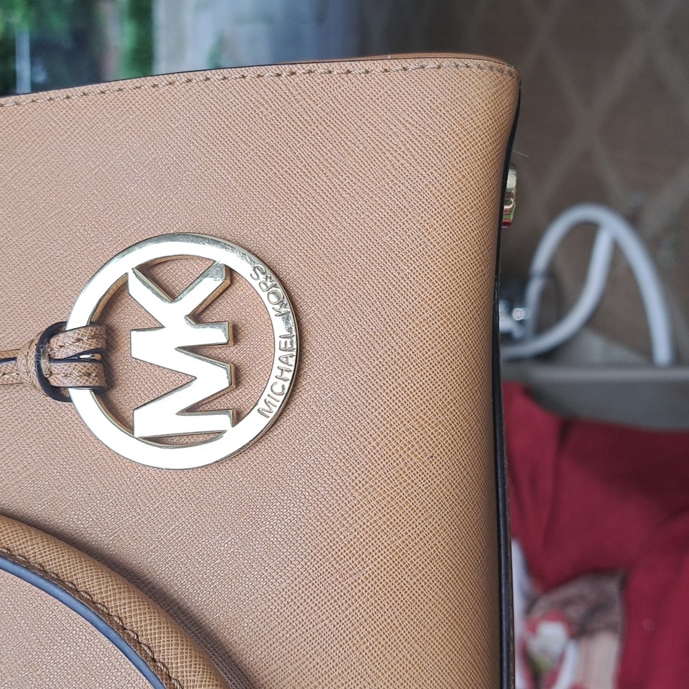 Michael Kors LightTan Crossbody/Satchel GREAT CONDITION - Picture 3 of 9